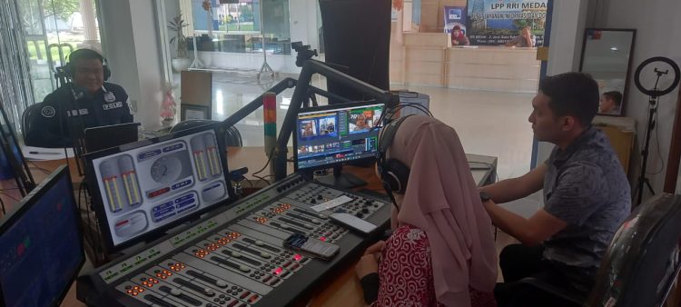 Kasubbid Penmas AKBP Dr. Herwansyah Putra, S.H., M.Si hadir di Studio Radio RRI Medan bersama Direktur Pemasaran Pariwisata BPODT Wahyu Dito, dan Plt Kadis Kebudayaan dan Pariwisata Kabupaten Toba Rusti Hutapea mensosialisasikan Event Internasional F1H2O di Radio Republik Indonesia (RRI) 94, 3 FM yang berlokasi di Jalan Gatot Subroto KM 5,5 Nomor 214 Medan, Kamis (2/2/23). (Foto Dok/ Polda Sumut)