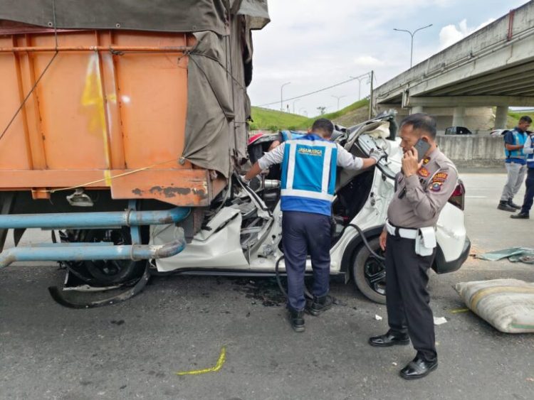 Mini bus jenis Honda HR-V, B 1358 EZA ringsek usai menabrak mobil truk tronton jenis Mitsubishi BK 8912 EJ di Jalan Tol JMKT Tebing Tinggi – Medan tepatnya di Km 47.200 Desa Pagar Jati Kecamatan Lubukpakam Kabupaten Deliserdang. Kamis (2/2/23). (Foto Dok/ Polres DS)