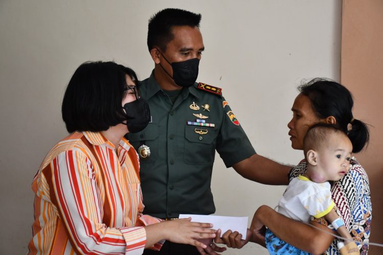 Dandim 0213/Nias bersama Ibu Ketua Persit KCK Cab. XLVI Kodim 0213/Nias, berbagi tali asih Gunungsitoli