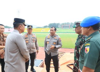 Kapolda Jawa Timur Irjen Pol Dr.Toni Harmanto, MH didampingi Waka Polda Jawa Timur Brigjen Pol Slamet Hadi Supraptoyo, bersama Komandan Korem 084/Bhaskara Jaya Brigjen TNI Terry Tresna Purnama, serta pejabat utama (PJU) Polda Jatim, melakukan pengecekan GOR Delta Sidoarjo
