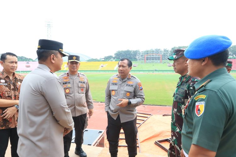Kapolda Jawa Timur Irjen Pol Dr.Toni Harmanto, MH didampingi Waka Polda Jawa Timur Brigjen Pol Slamet Hadi Supraptoyo, bersama Komandan Korem 084/Bhaskara Jaya Brigjen TNI Terry Tresna Purnama, serta pejabat utama (PJU) Polda Jatim, melakukan pengecekan GOR Delta Sidoarjo