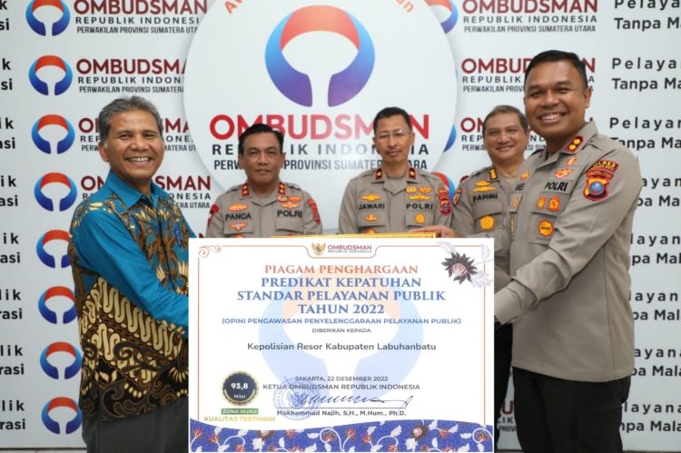 Kapolres Labuhanbatu AKBP James H Hutajulu, SIK, SH, MH, MIK menghadiri dan menerima piagam penghargaan dari Ombudsman RI dalam hal Polresta / Polres dan Polrestabes Predikat Kepatuhan Standar Pelayanan Publik tahun 2022 (Opini pengawasan penyelenggaraan pelayanan publik) dengan nilai 93,8 zona hijau