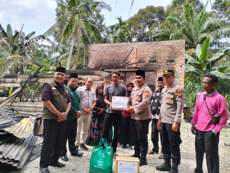 Kapolsek Tambang, IPTU Mardani, SH, MH berikan bantuan sosial (Bansos) kepada warga korban kebakaran rumah di desa Terantang kecamatan Tambang, Kabupaten Kampar, Rabu, (1/2/23)