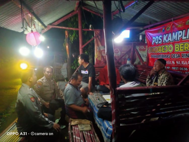 Aipda Agus Sugiarto selaku Bhabinkamtibmas Desa Ringinanom bersama dengan petugas jaga piket malam melaksanakan sambang dengan warga masyarakat yang sedang melakukan siskamling