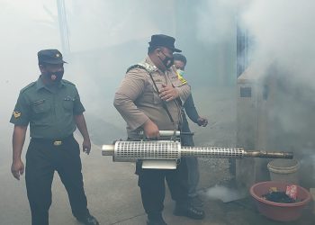 Polresta Mojokerto melalui Bhabinkamtibmas Jetis mendampingi tim pengasapan atau fogging di Dusun Kupang dan Wates, Kecamatan Jetis