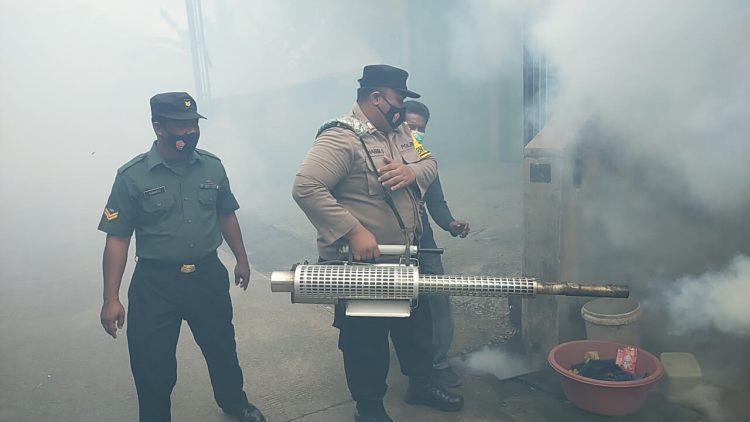 Polresta Mojokerto melalui Bhabinkamtibmas Jetis mendampingi tim pengasapan atau fogging di Dusun Kupang dan Wates, Kecamatan Jetis