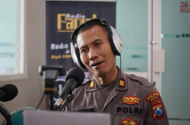 Kapolres Kediri AKBP Agung Setyo Nugroho, SIK melalui Kasi Humas Polres Kediri AKP Uji Langgeng gencar beri sosialiasi masyarakat lewat radio