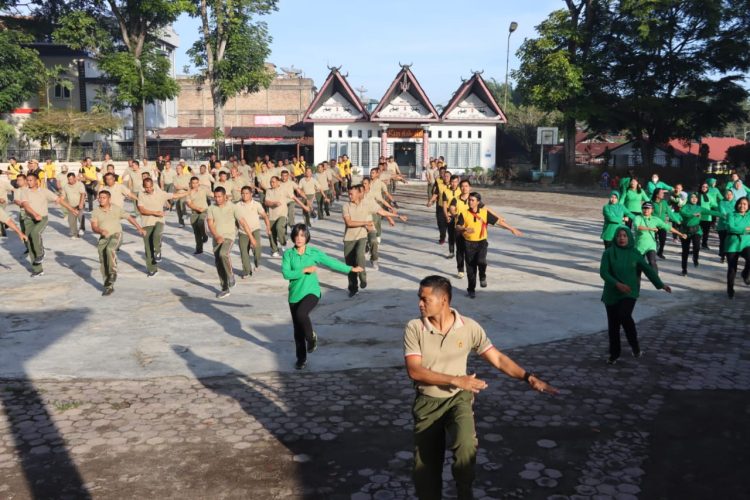Polres Dairi bersama Kodim 0206/Dairi dan Kompi 125/Simbisa melakukan Olahraga Senam Bersama di Halaman Gedung Nasional Djauli Manik