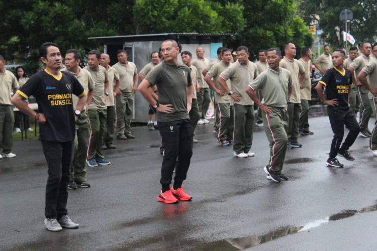 Dandim 0402/OKI Letkol Inf Hendra Saputra, S.Sos.,M.M.,M.I.Pol mengajak Insan Pers di Kabupaten Ogan Komering Ilir untuk berolahraga Senam SKJ 88 dilanjutkan bermain sepak bola bersama, di Stadion Segitiga Mas Kayuagung