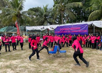 Ketua Bhayangkari Cabang Pangkalpinang Ny. Titi Gatot melaksanakan olahraga bersama PD. Bhayangkari Kep. Bangka Belitung di Pantai Pasir Padi