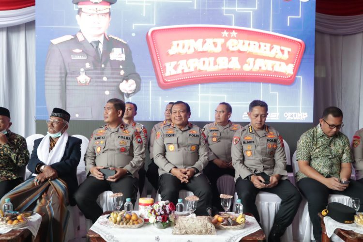 Kapolda Jawa Timur Irjen Pol Toni Harmanto dan Wakapolda Jawa Timur Brigjen Pol Slamet Hadi Supraptoyo serta Pejabat Utama (PJU) Polda Jatim, Jum'at (3/2/2023) menggelar kegiatan Jum'at Curhat