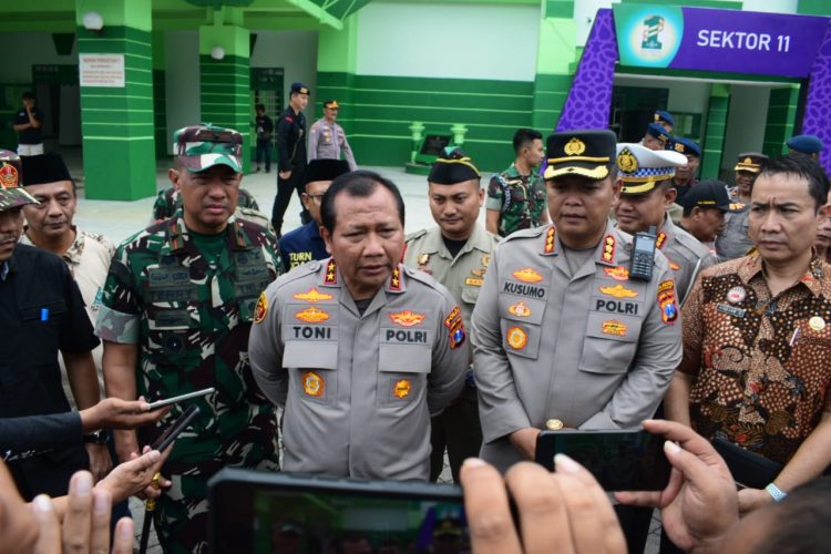 Kapolda Jawa Timur Irjen Pol Dr. Toni Harmanto, turun langsung mengecek kesiapan pengamanan Stadion Gelora Delta