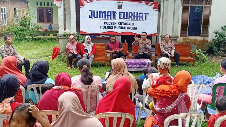 Kapolsek Kutasari saat menggelar Jumat Curhat di Posyandu Desa Limbangan, Kecamatan Kutasari, Kabupaten PurbaIingga, Jumat (3/2/2023).