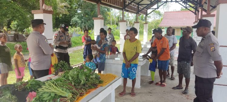 Polsek Bomakia melaksanakan kegiatan Jumat Curhat dengan masyarakat di Pasar