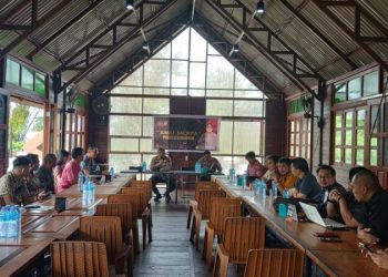 Kapolresta Manado Kombes Pol Julianto Sirait, didampingi Wakapolresta AKBP Faisol Wahyudi, kembali menampung informasi Kamtibmas melalui kegiatan Jumat Bacirita