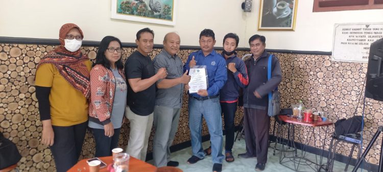 DPP PJI (Dewan Pimpinan Pusat Persatuan Jurnalis Indonesia) telah menanda-tangani Perjanjian Kerjasama dengan Komnasdik Jatim (Komisi Nasional Pendidikan Jawa Timur)