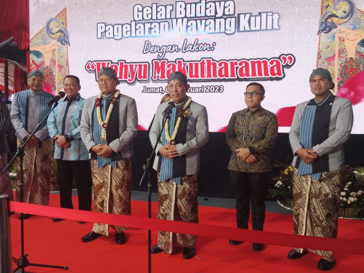 Polri menggelar pagelaran budaya wayang kulit dengan Lakon Wahyu Makutharama, yang dihadiri oleh Kapolri Jenderal Listyo Sigit Prabowo, Panglima TNI Laksamana Yudo Margono dan seluruh Kepala Staf TNI