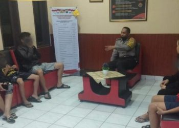 Bhabikamtibmas Polsek Sario menyelesaikan masalah (problem solving) masalah perkelahian, Jumat (3/2/2023)