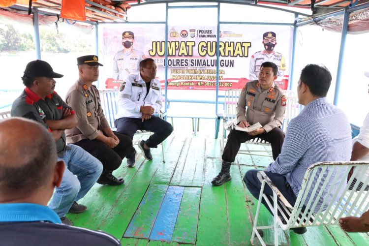 Kapolres Simalungun AKBP Ronald F.C Sipayung, S.H., S.I.K., M.H., dengan didampingi Kapolsek Parapat AKP Jonni Silalahi, SH., menggelar kegiatan Jumat Curhat di Atas Kapal Motor, Pelabuhan Atsari