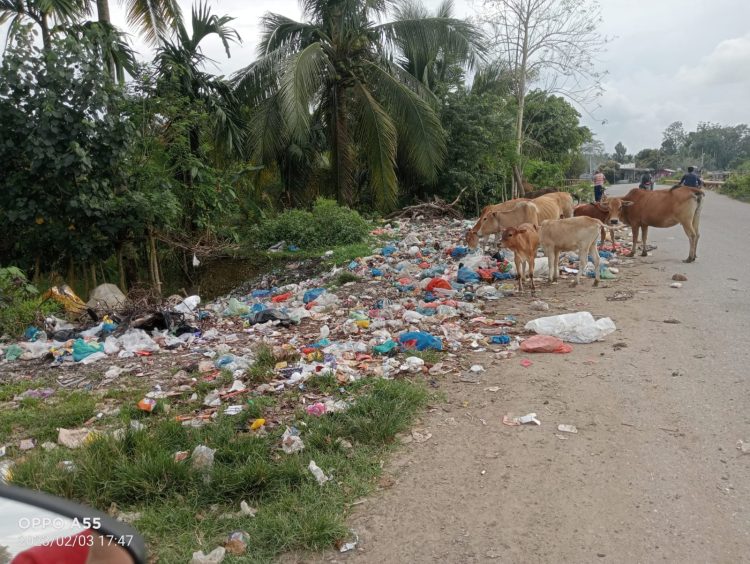 Sampah di Desa Parang Sikureng, Kecamatan Matang Kuli, Kabupaten Aceh Utara, kembali berserakan serta mengeluarkan bau yang tidak sedap