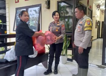 Kapolsek Mapanget Iptu I Gusti Ayu Utami kembali menyalurkan bantuan sembako kepada warga setempat, Sabtu (4/2/2023)