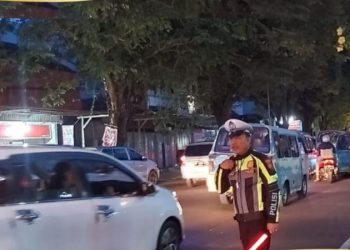 Personil Satuan Lalu Lintas Polresta Manado melaksanakan Kegiatan Polisi Cegah Kemacetan dan Pelanggaran (Pos Cakalang) malam di titik rawan terjadinya kemacetan lalu lintas