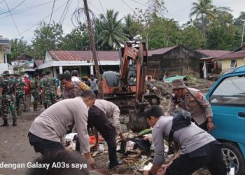 Personil TNI dan Polri kembali melakukan kerjabakti di lokasi terdampak banjir di wilayah Kota Manado