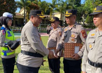 Kepala Kepolisian Resor (Kapolres) Pagaralam Polda Sumsel AKBP Erwin Irawan S.I.K memberikan penghargaan kepada personel yang berprestasi