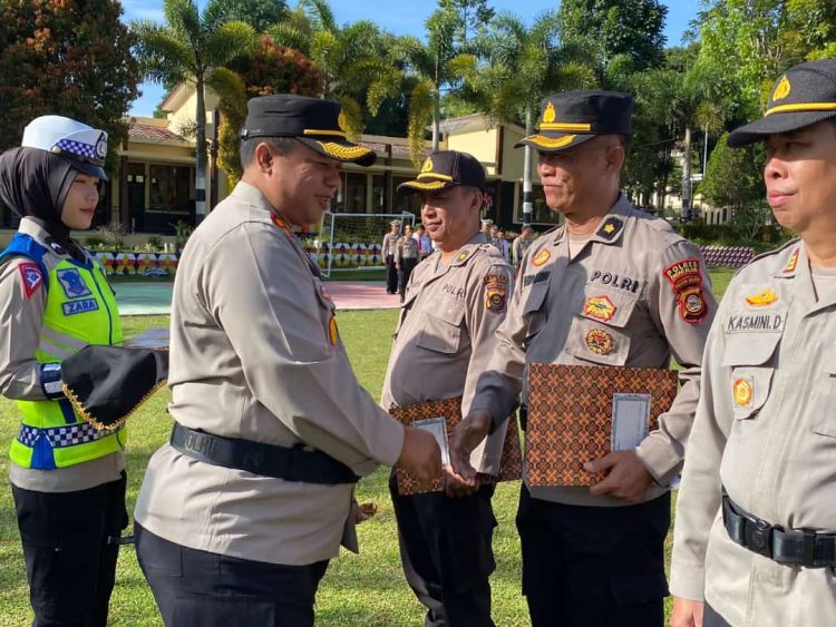 Kepala Kepolisian Resor (Kapolres) Pagaralam Polda Sumsel AKBP Erwin Irawan S.I.K memberikan penghargaan kepada personel yang berprestasi