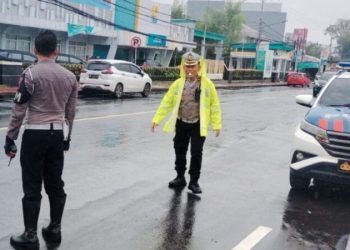 Kasat Lantas Polresta Manado Kompol Benyamin Noldi Undap melaksanakan pengaturan, penjagaan, Pengawalan dan Patroli (Turjawali)