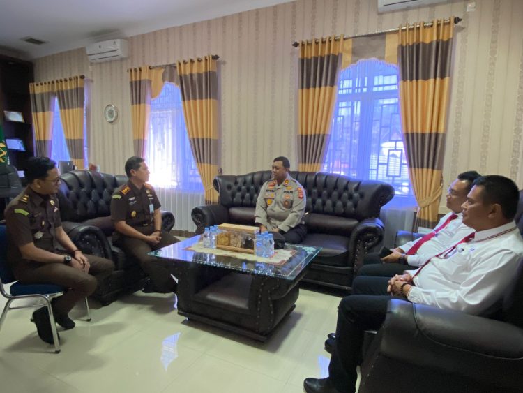 Kapolres Pagaralam Polda Sumsel AKBP Erwin Irawan SIK menggelar silaturahmi dengan Kajari Kota Pagaralam Fajar Mufthi SH M.Hum dan Ketua Pengadilan Negeri kelas II Kota Pagaralam Roni Susanta SH MH