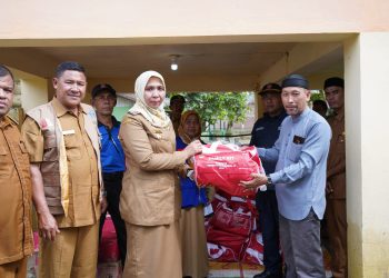 Pj Bupati Nagan Raya saat menyerahkan sejumlah bantuan masa panik