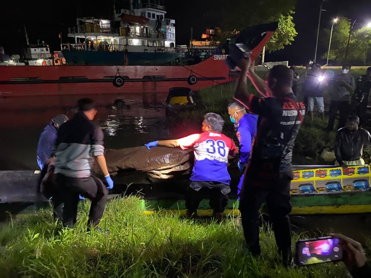 Penemuan jenazah yang merupakan salah satu Personil Polres Pegunungan Bintang yang terjatuh dari insiden Tali jembatan Putus di Distrik Iwur