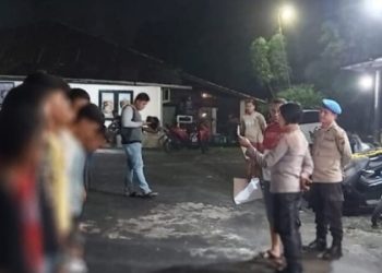 Kapolsek Mapanget Polresta Manado Iptu I Gusti Ayu Utami memberikan arahan dan pembinaan terhadap anak-anak muda yang melakukan pengeroyokan