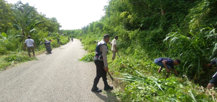Bhabinkamtibmas Desa Toobaun dan Tunbaun, AIPDA. Aprianus Markus Passu, melaksanakan kegiatan kerja bhakti dan gotong royong bersama dengan warga setempat memotong pohon dan membersihkan tanaman liar di jalur jalan H. R. Koroh, Jurusan Desa Soba - Toobaun - Tunbaun