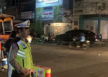 Personel Satuan Lalu Lintas terus melakukan patroli Siaga Lampu biru di keramaian kota, Minggu (5/2/2023) malam