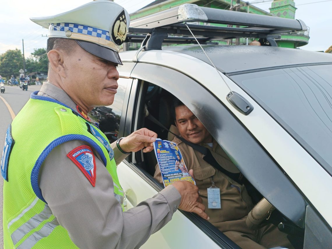Sat Lantas Polres Bangka lakukkan Kegiatan Pemasangan Spanduk dan Pembagian Brosur/Stiker dalam Rangka Ops Keselamatan Menumbing Tahun 2023. Selasa (7/2/2023)