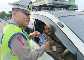 Sat Lantas Polres Bangka lakukkan Kegiatan Pemasangan Spanduk dan Pembagian Brosur/Stiker dalam Rangka Ops Keselamatan Menumbing Tahun 2023. Selasa (7/2/2023)