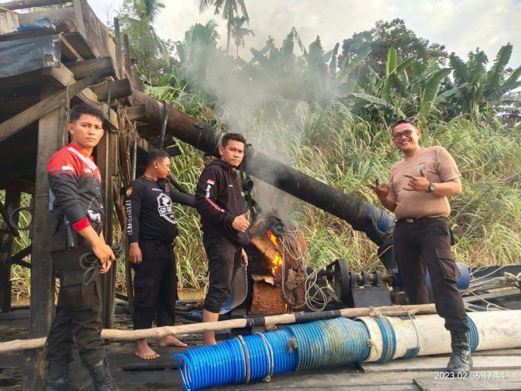 Polsek Kuantan Tengah di backup Polres Kuansing melakukan operasi penertiban aktifitas Penambangan Emas Tanpa Izin (PETI) di aliran sungai kuantan Desa Sawah dan Desa Seberang Taluk Hilir Kecamatan Kuantan Tengah