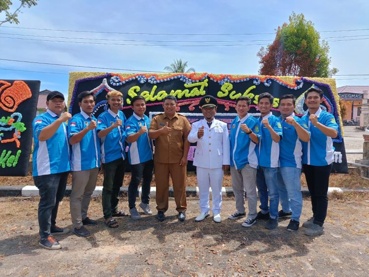 Pengurus Kecamatan Komite Nasional Pemuda Indonesia Kecamatan Rundeng Kota Subulussalam Ketua Rahmat Hidayat, dan Sauki, Amrizal Bancin, Halimi Alkausar, Dekcik, Heri, Amin, Diansyah, serta pengurus lainnya saat sertijab Camat
