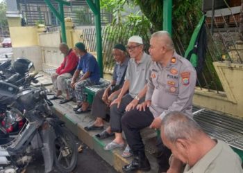 Personel Polresta Manado melaksanakan kegiatan sambang warga di desa binaannya, Selasa (7/2/2023)