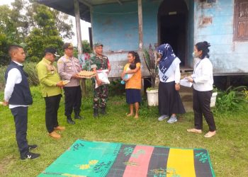 Kapolsek Sidikalang Kota AKP Sukanto Berutu, SH bersama Forkopimca lakukan kegiatan Pemberian Bantu Kepada Warga yang menderita Stunting (Kekurangan Gizi) di Kelurahan Hutagambir dan Dèsa Hutarakyat