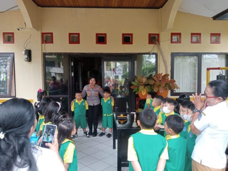 Polsek Mapanget Polresta Manado mendapat kunjungan dari anak-anak TK Balitka Mapanget