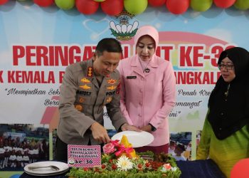 Kapolres Pangkalpinang KBP Gatot Yulianto, S.I.K M. HP didampingi Ketua Cabang Bhayangkari Pangkalpinang Ny. Titi Gatot Yulianto menghadiri HUT Kemala Bhayangkari 01 Pangkalpinang ke 36 tahun