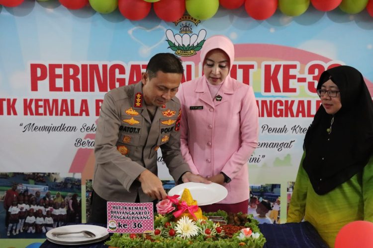 Kapolres Pangkalpinang KBP Gatot Yulianto, S.I.K M. HP didampingi Ketua Cabang Bhayangkari Pangkalpinang Ny. Titi Gatot Yulianto menghadiri HUT Kemala Bhayangkari 01 Pangkalpinang ke 36 tahun