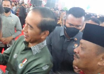 Presiden Joko Widodo berbincang dengan Ketua Umum DPP Garnizun, H. Ardiansyah Saragih usai acara puncak Hari Pers Nasional (HPN) tahun 2023 yang dilaksanakan di Gedung Serbaguna, Jalan Williem Iskandar/Jalan Pancing, Deliserdang, Kamis (9/2/2023). (Foto Dok/ Garnizum)