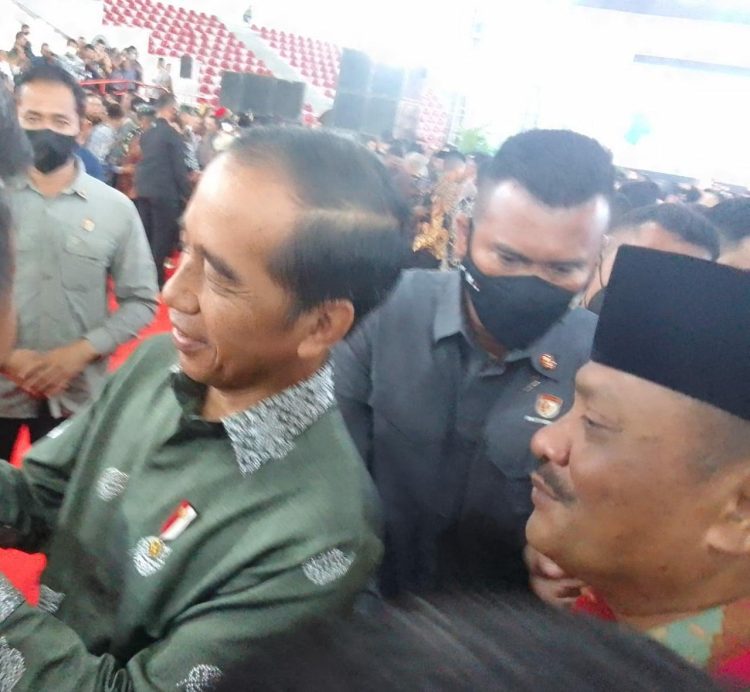 Presiden Joko Widodo berbincang dengan Ketua Umum DPP Garnizun, H. Ardiansyah Saragih usai acara puncak Hari Pers Nasional (HPN) tahun 2023 yang dilaksanakan di Gedung Serbaguna, Jalan Williem Iskandar/Jalan Pancing, Deliserdang, Kamis (9/2/2023). (Foto Dok/ Garnizum)