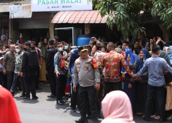 Kapolda Sumut Irjen Pol RZ Panca Putra Simanjuntak turun langsung beri pengamanan saat Presiden, Joko Widodo mengunjungi Pasar Halat di Jalan Halat, Kecamatan Medan Area, Kamis (9/2/23). (Foto Dok/ Polda Sumut)
