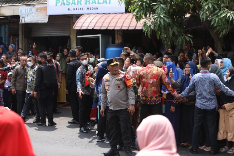 Kapolda Sumut Irjen Pol RZ Panca Putra Simanjuntak turun langsung beri pengamanan saat Presiden, Joko Widodo mengunjungi Pasar Halat di Jalan Halat, Kecamatan Medan Area, Kamis (9/2/23). (Foto Dok/ Polda Sumut)