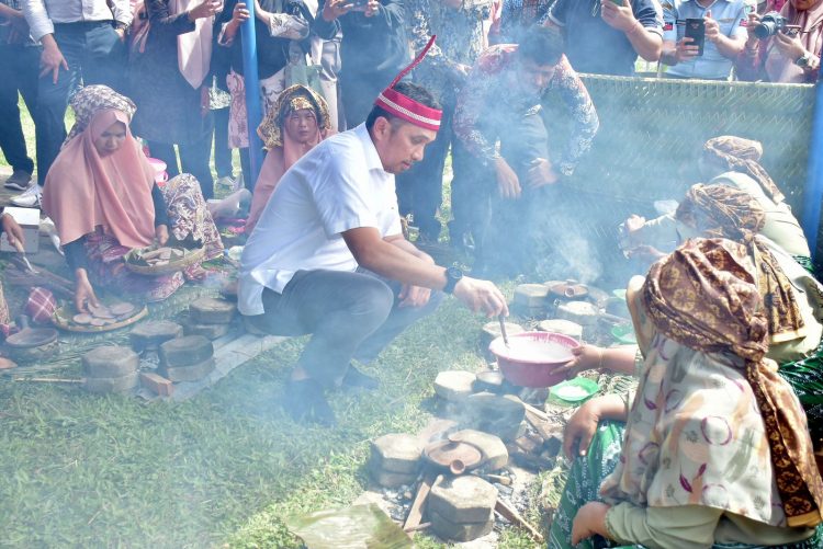Pj Wali Kota Sabang, Reza Fahlevi ketika di festival toet apam